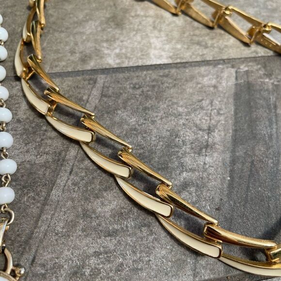 Vintage Monet plus other choker necklaces and a gold tone broach - Picture 5 of 13